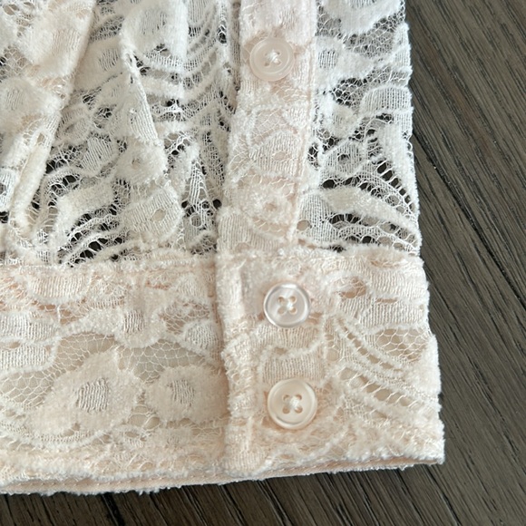 NWT TORRID IVORY CHENILLE LACE BUTTON DOWN SHIRT TORRID SIZE 1 (SIZE 14/16 - 1X) - Picture 3 of 11